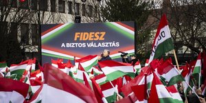 Ούγγροι πανηγυρίζουν σε προεκλογική εκδήλωση του κόμματος Fidesz, του Βίκτορ Όρμπαν