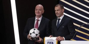 Ινφαντίνο (πρόεδρος FIFA) στα αριστερά και Τσέφεριν (πρόεδρος UEFA) στα δεξιά
