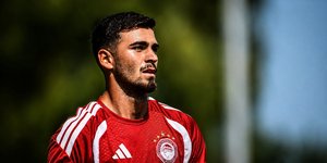 Ο Χρήστος Φίλης με τη φανέλα του Ολυμπιακού