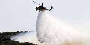 Ελικόπτερο επιχειρεί σε φωτιά