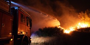 Πύρινη λαίλαπα στη νότια Γαλλία: Δύο χιλιάδες πυροσβέστες αντιμετωπίζουν πολλαπλά μέτωπα / Φωτογραφία: AP