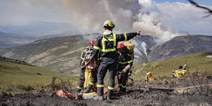  Πυροσβέστες σε επιχείρηση κατάσβεσης πυρκαγιάς στην Ισπανία