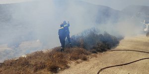 Μάχη με τις φλόγες στην Πάρο