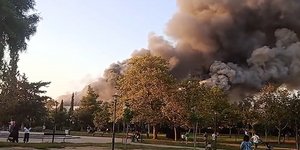 Πυκνός καπνός από το θέατρο Μπάντινγκτον, στο πάρκο Γουδή