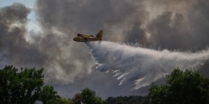 Εναέρια μέσα επιχειρούν στη μεγάλη φωτιά στο δάσος Φοντενμπλό, νότια του Παρισιού