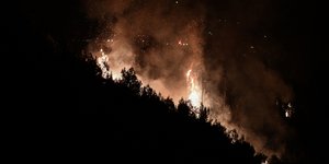 Φωτιά τη νύχτα