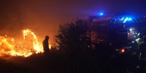 Δυνάμεις της γαλλικής Πυροσβεστικής επιχειρούν σε πυρκαγιά κατά τη διάρκεια της νύχτας 