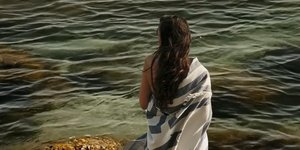 Οι πετσέτες fouta έχουν γίνει το πιο κομψό καλοκαιρινό αξεσουάρ -Και δεν είναι μόνο για την παραλία