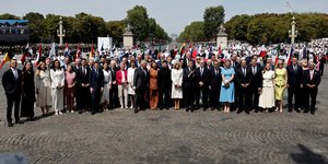 Ο Εμανουέλ Μακρόν ποζάρει μαζί με ηγέτες κρατών την Ημέρα της Βαστίλης