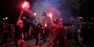 Οπαδοί πανηγυρίζουν για τη νίκη της Γαλλίας επί του Μαρόκου στο Μουντιάλ του 2022 στη Λεωφόρο Σανζ Ελιζέ