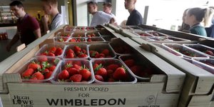Φράουλες στο Wimbledon, έτοιμες για κατανάλωση