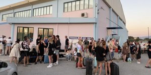 Κάτοικοι και επισκέπτες της Αγίας Γαλήνης στο Ρέθυμνο απομακρύνθηκαν από τις εστίες τους