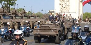 Ο Εμανουέλ Μακρόν στη στρατιωτική παρέλαση στο Παρίσι 