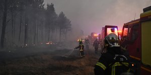 Πυροσβέστες μάχονται με πυρκαγιές κοντά στο Μπορντό της Γαλλίας