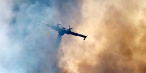 Πυροσβεστικό αεροσκάφος δίνει μάχη με τις φλόγες στη Γαλλία 