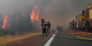 Πυροσβέστες στη νοτιοδυτική Γαλλία δίνουν τις μάχες με τις φλόγες