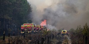 Πυροσβεστικά οχήματα επιχειρούν στην τεράστια πυρκαγιά της Ζιρόντ, στη νοτιοδυτική Γαλλία