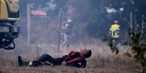 Γάλλος πυροσβέστης εξαντλημένος από τη μάχη με την πυρκαγιά 