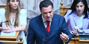 Ο Άδωνις Γεωργιάδης στα υπουργικά έδρανα