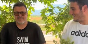 Γιάννης Πλούταρχος και Γιώργος Κακοσαίος κατά τη συγκομιδή ρίγανης