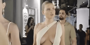 Ξανθιά, αποκαλυπτική καλλονή αναστάτωσε τη βραδινή ζωή της Μυκόνου