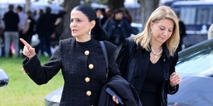 Η πρόεδρος του κόμματος «Ελπίδα για τη Δημοκρατία» Μαρία Καρυστιανού και αριστερά η δικηγόρος της Μαρία Γρατσία 