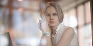 γυναίκα παρατηρεί