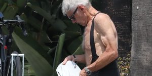 Ο Χάρισον Φορντ με εφαρμοστή φανέλα ποδηλασίας 