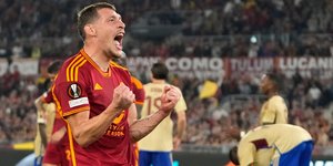 Ο Αντρέα Μπελότι πανηγυρίζει με την φανέλα της Ρόμα