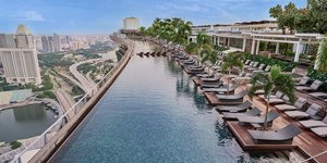  Η περίφημη SkyPark Infinity Pool θεωρείται η μεγαλύτερη πισίνα υπερχείλισης στον κόσμο που βρίσκεται σε τόσο μεγάλο ύψος, με μήκος σχεδόν 150 μέτρων / INSTAGRAM