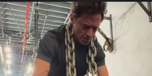 Ο Χιου Τζάκμαν κάνει push-ups με αλυσίδες στον λαιμό