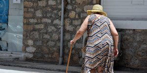 Ηλικιωμένη με μπαστούνι 