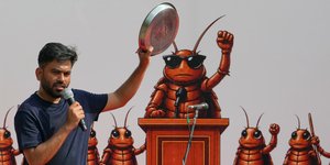 Ο Abhijeet Dipke, ιδρυτής του Cockroach Janta Party, απευθύνεται στους διαδηλωτές που ζητούν την παραίτηση του υπουργού Παιδείας Dharmendra Pradhan