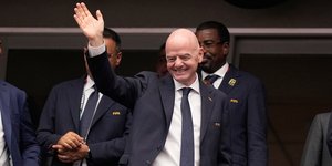 Ο πρόεδρος της FIFA, Τζιάνι Ινφαντίνο, χαιρετάει σε αγώνα του Μουντιάλ 2026