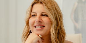 Ιωάννα Κουρμπέλα: «Το ρούχο είναι το σπίτι του σώματος»