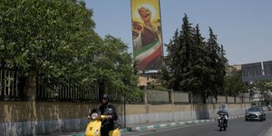 Πινακίδα στην Τεχεράνη απεικονίζει τη γροθιά του Αγιατολάχ Αλί Χαμενεΐ