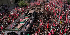 Λαοθάλασσα στο Ιράν για την κηδεία του αγιατολάχ Αλί Χαμενεΐ