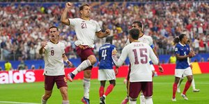 Οι Ισπανοί πανηγυρίζουν το 0-1 με τον Ογιαρθάμπαλ