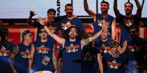 Ο Μαρκ Κουκουρέγια με τους συμπαίκτες του στην φιέστα της εθνικής Ισπανίας