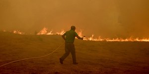 Άνδρας προσπαθεί να σβήσει φωτιά στην Ισπανία