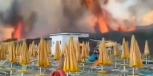 Τεράστια πυρκαγιά στην Ιταλία τρομοκράτησε λουόμενους σε παραλία