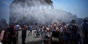 Άνθρωποι προσπαθούν να αντέξουν τον καύσωνα στην Ρώμη, πρωτεύουσα της Ιταλίας 