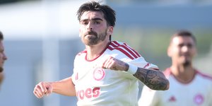 Ο Ζότα Σίλβα πανηγυρίζει γκολ στο ντεμπούτο του με τον Ολυμπιακό