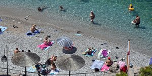 Σε κλοιό καύσωνα η χώρα
