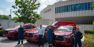  Ο Πρόεδρος του Kaizen Foundation, Πάνος Κωνσταντόπουλος, με πυροσβέστες του Πυροσβεστικού Σώματος, δίπλα στα οχήματα ταχείας επέμβασης