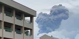 Το ηφαίστειο Κανλαόν στις Φιλιππίνες εξερράγη και εκτόξευσε πυκνά νέφη τέφρας