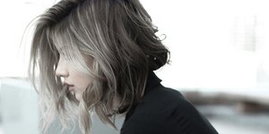 Όταν το καρέ μακραίνει: 3 κομψά χτενίσματα για τη μεταβατική περίοδο