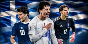 Καρέτσας, Τζόλης και Τζολάκης με την εμφάνιση της εθνικής Ελλάδος και φόντο την ελληνική σημαία