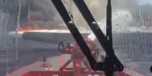 Κατάσβεση της φωτιάς σε γιοτ στη Βουλιαγμένη