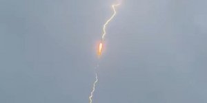 Κεραυνός χτύπησε πύραυλο τη στιγμή που εκτοξεύθηκε
